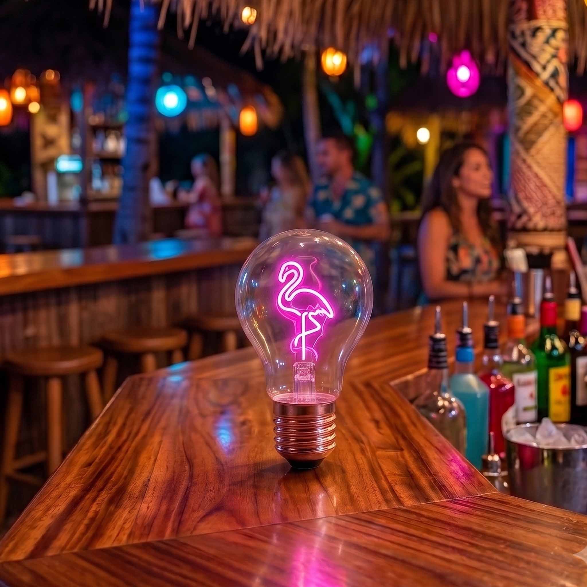 Glühbirne mit Flamingo-Motiv auf dem Tresen einer Bar